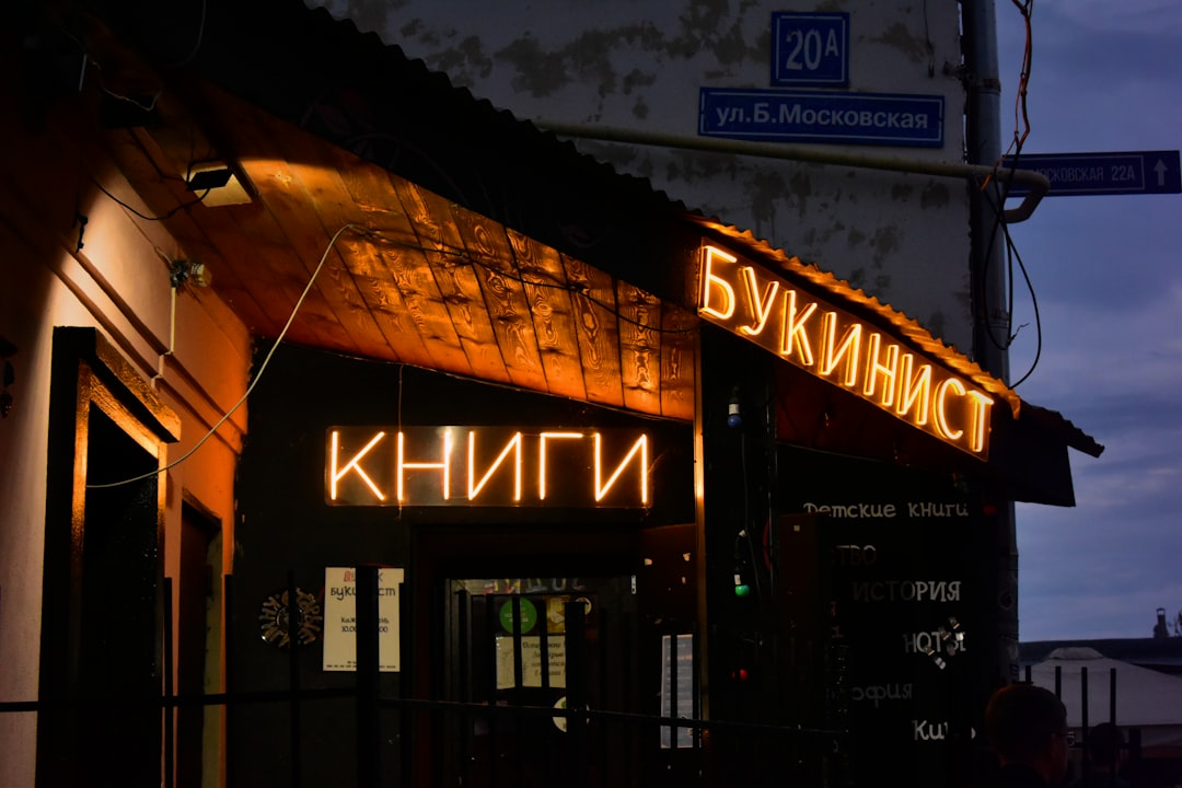 Улыбающаяся команда клининговой компании Saubechtfrisch